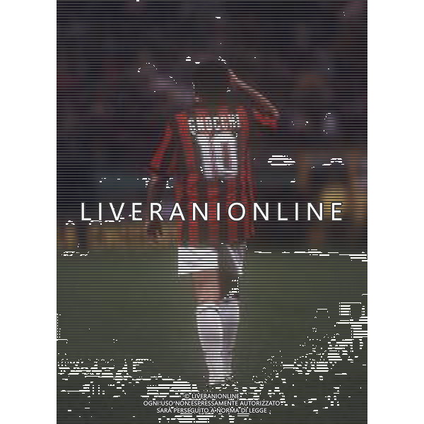 RETROSPETTIVA GENE GNOCCHI ATTORE E COMICO NELLA FOTO GENE GNOCCHI CON LA MAGLIA DEL MILAN NEL DERBY DEL CUORE 06-10-1996 AG ALDO LIVERANI SAS