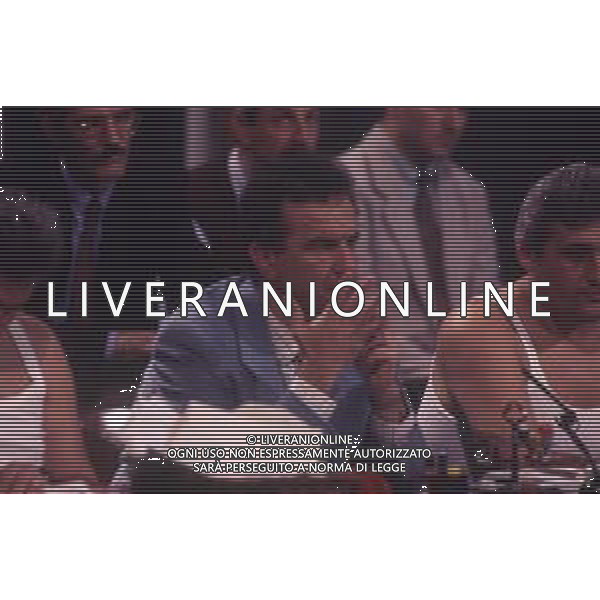 RETROOSPETTIVA GENE GNOCCHI ATTORE NELLA FOTO GENE GNOCCHI CON I GEMELLI CHIUSI NELL\'ANNO 1994 NELLA TRASMISSIONE TELEVISIVA “IL PROCESSO DEL LUNEDI\'“ AG ALDO LIVERANI SAS