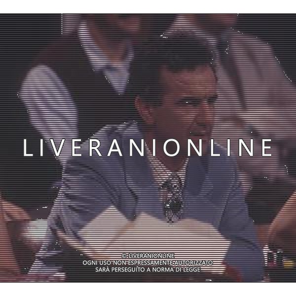 RETROOSPETTIVA GENE GNOCCHI ATTORE NELLA FOTO GENE GNOCCHI CON I GEMELLI CHIUSI NELL\'ANNO 1994 NELLA TRASMISSIONE TELEVISIVA “IL PROCESSO DEL LUNEDI\'“ AG ALDO LIVERANI SAS