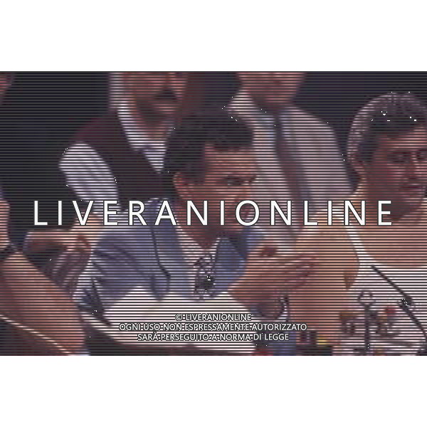RETROOSPETTIVA GENE GNOCCHI ATTORE NELLA FOTO GENE GNOCCHI CON I GEMELLI CHIUSI NELL\'ANNO 1994 NELLA TRASMISSIONE TELEVISIVA “IL PROCESSO DEL LUNEDI\'“ AG ALDO LIVERANI SAS