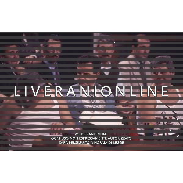 RETROOSPETTIVA GENE GNOCCHI ATTORE NELLA FOTO GENE GNOCCHI CON I GEMELLI CHIUSI NELL\'ANNO 1994 NELLA TRASMISSIONE TELEVISIVA “IL PROCESSO DEL LUNEDI\'“ AG ALDO LIVERANI SAS
