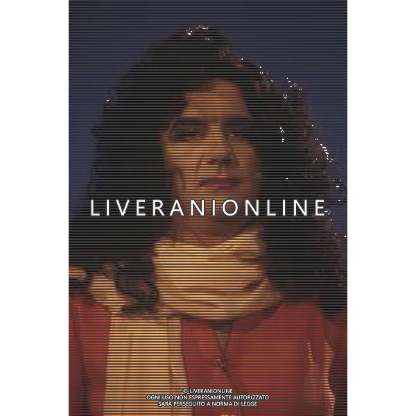 RETROOSPETTIVA GENE GNOCCHI ATTORE NELLA FOTO GENE GNOCCHI IMITA NINETTA DE CESARI NELL\'ANNO 1993 NELLA TRASMISSIONE TELEVISIVA “MAI DIRE GOAL“ AG ALDO LIVERANI SAS