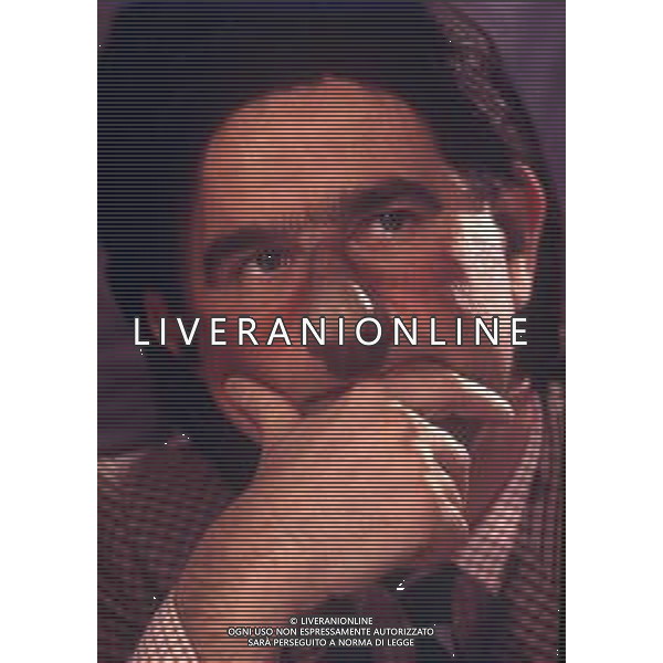 RETROOSPETTIVA GENE GNOCCHI ATTORE NELLA FOTO GENE GNOCCHI IMITA HERMES RUBAGOTTI NELL\'ANNO 1993 NELLA TRASMISSIONE TELEVISIVA “MAI DIRE GOAL“ AG ALDO LIVERANI SAS  