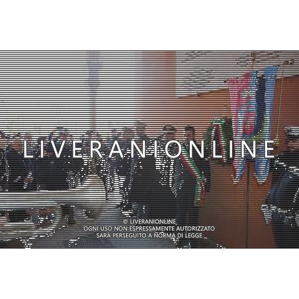 IMOLA 27 01 2023 GIORNO DELLA MEMORIA DEPOSIZIONE DI UNA CORONA ALLA LAPIDE IN RICORDO DELLE PERSECUZIONI RAZZIALI NELLA FOTO VICOLO GIUDEI PRESENZA DI SINDACO MARCO PANIERI FORZE DELO ORDINE ASSOCIAZIONE DELL\'ARMA ANPI COMUNE ©SANNA / AGENZIA ALDO LIVERANI SAS 