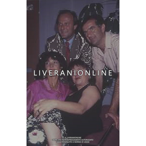 RETROSPETTIVA GENE GNOCCHI ATTORE E COMICO NELLA FOTO GENE GNOCCHI NELL\'ANNO 1990 ALLA PRESENTAZIONE DELLA TRASMISSIONE TELEVISIVA “IL GIOCO DEI NOVE“ CON GERRY SCOTTI-EMILIETTA FARINA E MARIA AMELIA MONTI AG ALDO LIVERANI SAS