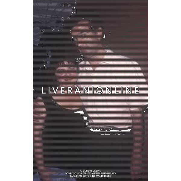RETROSPETTIVA GENE GNOCCHI ATTORE E COMICO NELLA FOTO GENE GNOCCHI NELL\'ANNO 1990 ALLA PRESENTAZIONE DELLA TRASMISSIONE TELEVISIVA “IL GIOCO DEI NOVE“ CON EMILIETTA FARINA AG ALDO LIVERANI SAS