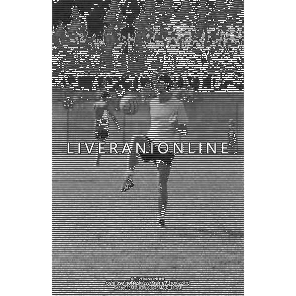 RETROSPETTIVA MARCO NICOLETTI CALCIATORE NELLA FOTO CON LA MAGLIA DEL COMO CALCIO NELL\'ANNO 1980-1981 DURANTE L\'ALLENAMENTO AGENZIA ALDO LIVERANI SAS 