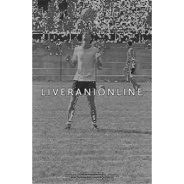 RETROSPETTIVA MARCO NICOLETTI CALCIATORE NELLA FOTO CON LA MAGLIA DEL COMO CALCIO NELL\'ANNO 1980-1981 DURANTE L\'ALLENAMENTO AGENZIA ALDO LIVERANI SAS 