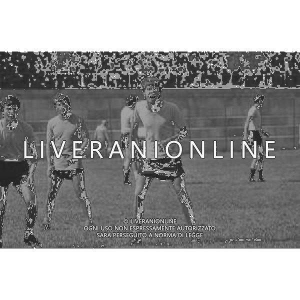 RETROSPETTIVA MARCO NICOLETTI CALCIATORE NELLA FOTO CON LA MAGLIA DEL COMO CALCIO NELL\'ANNO 1980-1981 DURANTE L\'ALLENAMENTO AGENZIA ALDO LIVERANI SAS 