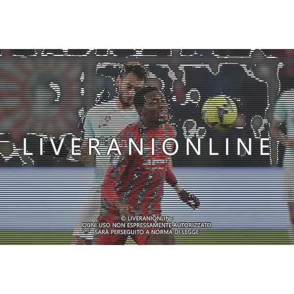 Hakan Calhanoglu (Inter) e David Okereke (Cremonese) Cremonese vs Inter Cremona 28-01-2023 Stadio Giovanni Zini Campionato Serie A TIM - 20a giornata foto Roberto Garavaglia/ag. Aldo Liverani sas/ AGENZIA ALDO LIVERANI SAS