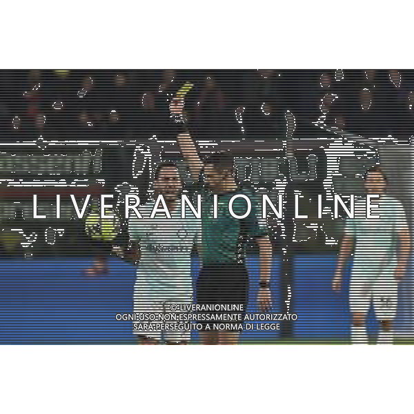 l\'arbitro Maurizio Mariani di Aprilia (LT) con cartellino giallo per l\'ammonizione di Hakan Calhanoglu (Inter) Cremonese vs Inter Cremona 28-01-2023 Stadio Giovanni Zini Campionato Serie A TIM - 20a giornata foto Roberto Garavaglia/ag. Aldo Liverani sas/ AGENZIA ALDO LIVERANI SAS