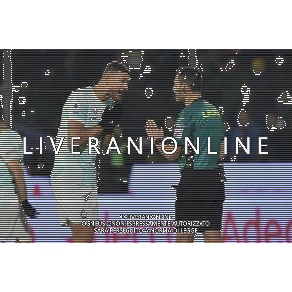 Edin Dzeko (Inter) e l\'arbitro Maurizio Mariani di Aprilia (LT) Cremonese vs Inter Cremona 28-01-2023 Stadio Giovanni Zini Campionato Serie A TIM - 20a giornata foto Roberto Garavaglia/ag. Aldo Liverani sas/ AGENZIA ALDO LIVERANI SAS