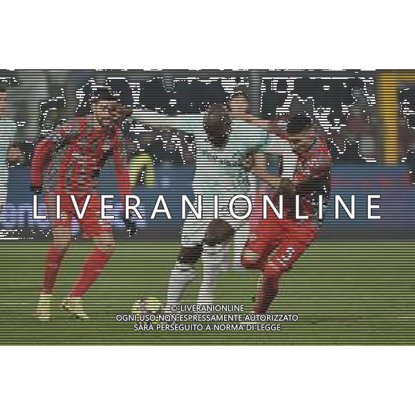 Romelu Lukaku (Inter) e Johan Vasquez (Cremonese) Cremonese vs Inter Cremona 28-01-2023 Stadio Giovanni Zini Campionato Serie A TIM - 20a giornata foto Roberto Garavaglia/ag. Aldo Liverani sas/ AGENZIA ALDO LIVERANI SAS
