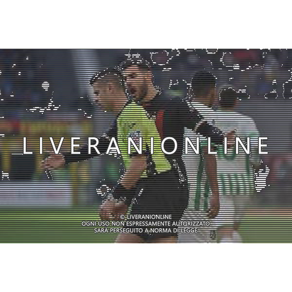 Theo Hernandez (Milan) protesta con l\'arbitro Antonio Giua di Olbia (SS) Milan vs Sassuolo Milano 29-01-2023 Stadio Giuseppe Meazza - San Siro Campionato Serie A TIM - 20a giornata foto Roberto Garavaglia/ag. Aldo Liverani sas/ AGENZIA ALDO LIVERANI SAS
