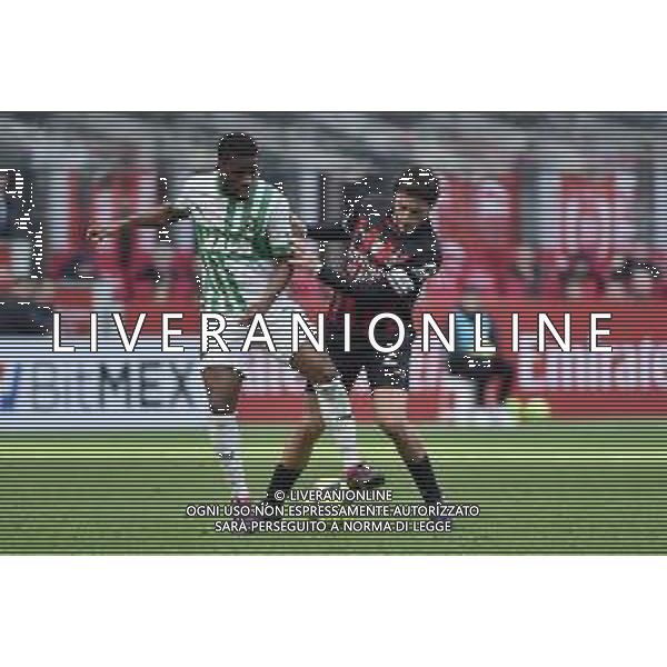 Hamed Junior Traore\' (Sassuolo) e Davide Calabria (Milan) Milan vs Sassuolo Milano 29-01-2023 Stadio Giuseppe Meazza - San Siro Campionato Serie A TIM - 20a giornata foto Roberto Garavaglia/ag. Aldo Liverani sas/ AGENZIA ALDO LIVERANI SAS