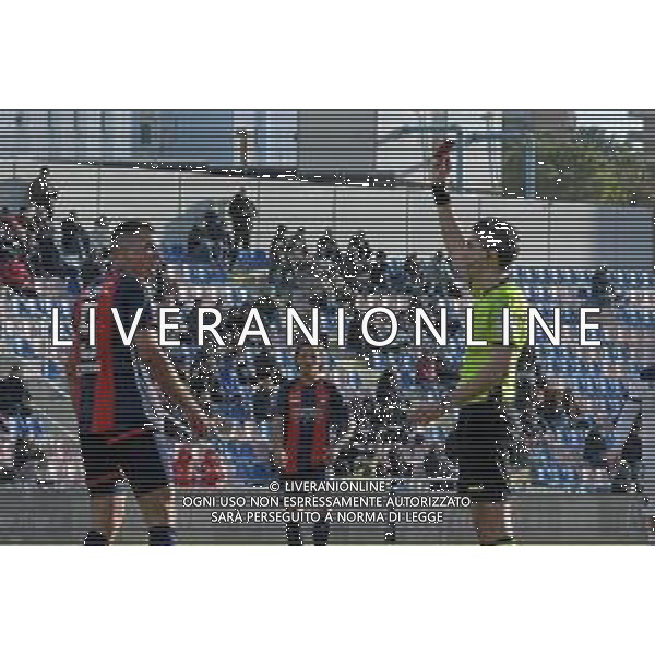 Crotone, Stadio Ezio Scida Campionato Lega Pro 2022-2023 Crotone-Potenza In foto: L\'arbitro Gabriele Scatena mostra il rosso a Vladimir Golemic FOTO ANDREA ROSITO-AG ALDO LIVERANI SAS