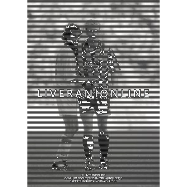 29-08-1993 MILANO CAMPIONATO DI CALCIO SERIE A INTER-REGGIANA 2-1 NELLA FOTO SREFANO TORRISI E DENNIS BERGKAMP AG ALDO LIVERANI SAS