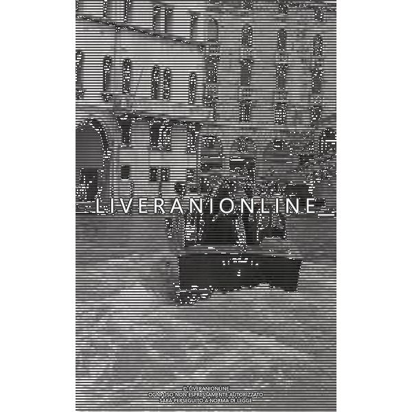 RETROSPETTIVA FEDERICO FELLINI REGISTA NELLA FOTO FEDERICO FELLINI A VENEZIA NELL\'ANNO 1983 AG ALDO LIVERANI SAS 