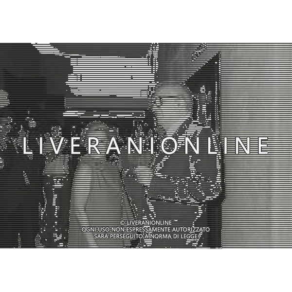 RETROSPETTIVA FEDERICO FELLINI REGISTA NELLA FOTO FEDERICO FELLINI A VENEZIA NELL\'ANNO 1983 CON GIULIETTA MASINA AG ALDO LIVERANI SAS 