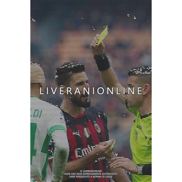 olivier giroud con l\'arbitro antonio giua con il cartellino giallo - MILAN vs SASSUOLO Campionato calcio Serie A TIM 29-01-2023 ©GIAMPIETRI PAOLO/ AGENZIA ALDO LIVERANI SAS