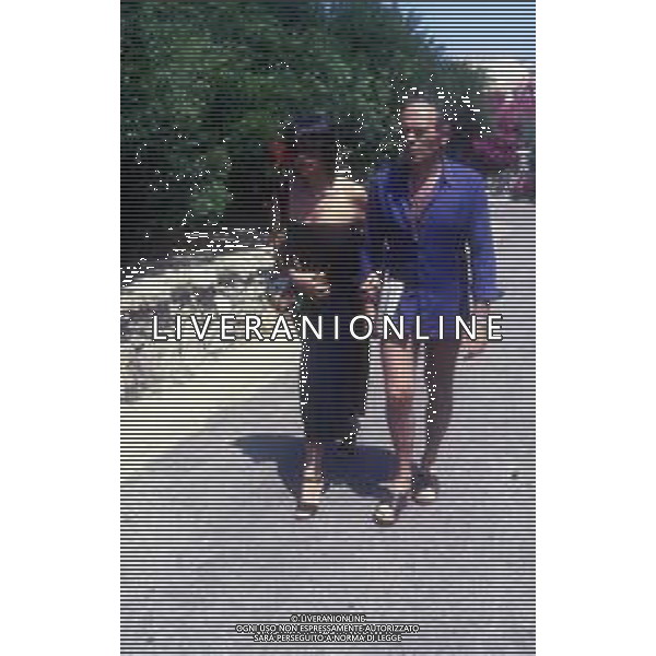 RETROSPETTIVA CLAUDIA CARDINALE ATTRICE NELLA FOTO CON IL COMPAGNO IL REGISTA PASQUALE SQUITIERI IN VACANZA IN SARDEGNA NEL 1979 AG ALDO LIVERANI SAS