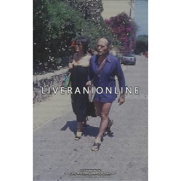 RETROSPETTIVA CLAUDIA CARDINALE ATTRICE NELLA FOTO CON IL COMPAGNO IL REGISTA PASQUALE SQUITIERI IN VACANZA IN SARDEGNA NEL 1979 AG ALDO LIVERANI SAS