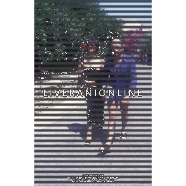 RETROSPETTIVA CLAUDIA CARDINALE ATTRICE NELLA FOTO CON IL COMPAGNO IL REGISTA PASQUALE SQUITIERI IN VACANZA IN SARDEGNA NEL 1979 AG ALDO LIVERANI SAS