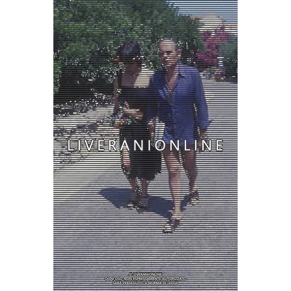 RETROSPETTIVA CLAUDIA CARDINALE ATTRICE NELLA FOTO CON IL COMPAGNO IL REGISTA PASQUALE SQUITIERI IN VACANZA IN SARDEGNA NEL 1979 AG ALDO LIVERANI SAS