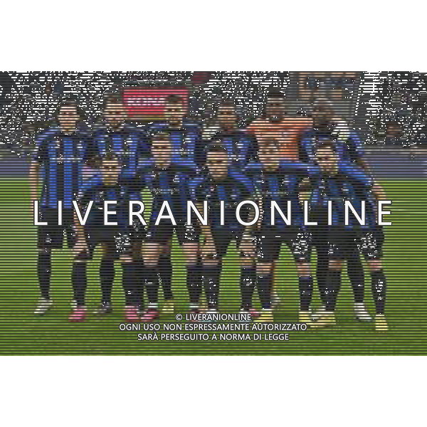 la formazione dell\'Inter, in piedi da SX Matteo Darmian, Stefan de Vrij, Francesco Acerbi, Denzel Dumfries, Andre\' Onana e Romelu Lukaku; in basso da SX Henrikh Mkhitaryan, Robin Gosens, Lautaro Martinez, Nicolo\' Barella e Hakan Calhanoglu Inter vs Atalanta Milano 31-01-2023 Stadio Giuseppe Meazza San Siro Coppa Italia Frecciarossa - quarti di finale foto Roberto Garavaglia/ag. Aldo Liverani sas / AGENZIA ALDO LIVERANI SAS