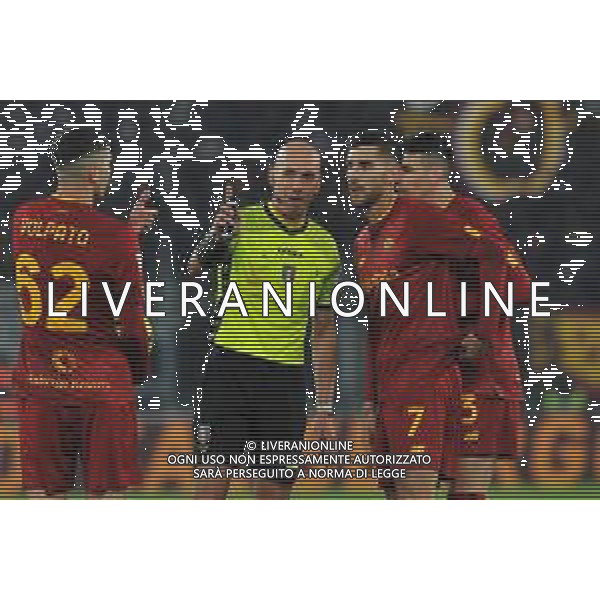 Roma vs Cremonese Coppa Italia Frecciarossa - Quarti di finale - Stadio Olimpico - Roma 01-02-2023 nella foto arbitro Fabbri si spiega coi giocatori della Roma ©Federico Gaetano / AGENZIA ALDO LIVERANI SAS