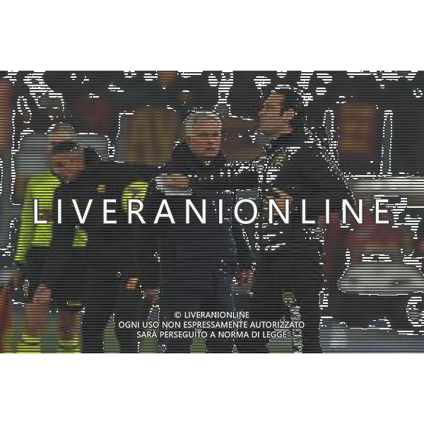 Roma vs Cremonese Coppa Italia Frecciarossa - Quarti di finale - Stadio Olimpico - Roma 01-02-2023 nella foto Mourinho protesta col quarto uomo ©Federico Gaetano / AGENZIA ALDO LIVERANI SAS