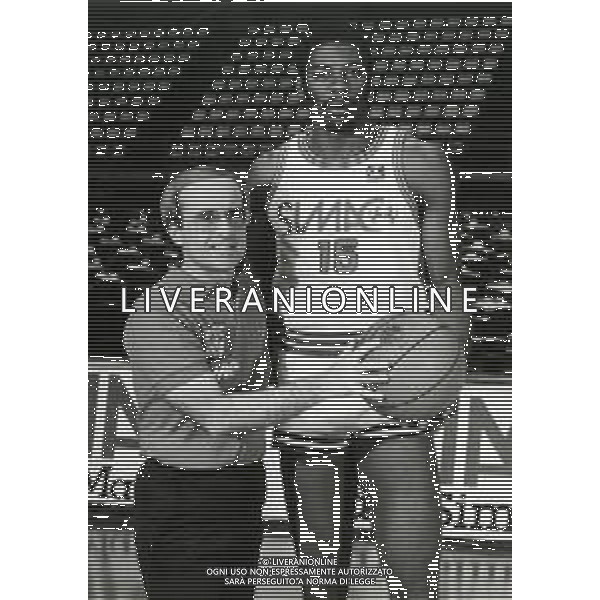 RETROSPETTIVA DAN PETERSON ALLENATORE BASKET NELLA FOTO DAN PETERSON ALLENATORE BASKET CON EARL CURRETON AG ALDO LIVERANI SAS