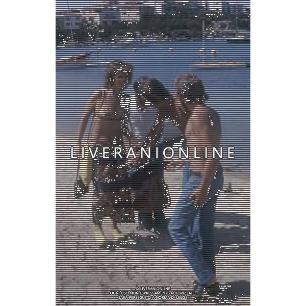 ARCHIVIO GIOVANNI LIVERANI RETROSPETTIVA CLAUDIA CARDINALE ATTRICE NELLA FOTO CON IL MARITO FRANCO CRISTALDI NELL\'ANNO 1975 IN SARDEGNA FOTO ATTILIO ROGNONI / AG ALDO LIVERANI SAS