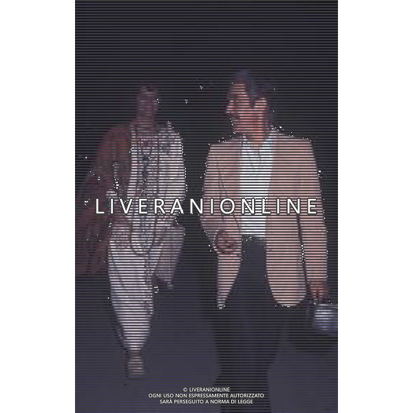 ARCHIVIO GIOVANNI LIVERANI RETROSPETTIVA CLAUDIA CARDINALE ATTRICE NELLA FOTO CON IL MARITO FRANCO CRISTALDI NELL\'ANNO 1975 IN SARDEGNA FOTO ATTILIO ROGNONI / AG ALDO LIVERANI SAS