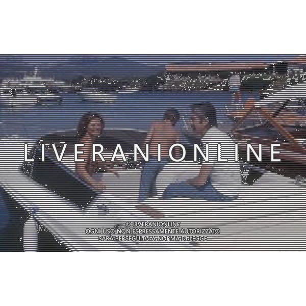 ARCHIVIO GIOVANNI LIVERANI RETROSPETTIVA CLAUDIA CARDINALE ATTRICE NELLA FOTO CON IL MARITO FRANCO CRISTALDI NELL\'ANNO 1975 IN SARDEGNA FOTO ATTILIO ROGNONI / AG ALDO LIVERANI SAS