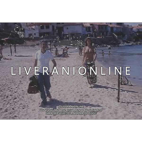 ARCHIVIO GIOVANNI LIVERANI RETROSPETTIVA CLAUDIA CARDINALE ATTRICE NELLA FOTO CON IL MARITO FRANCO CRISTALDI NELL\'ANNO 1975 IN SARDEGNA FOTO ATTILIO ROGNONI / AG ALDO LIVERANI SAS