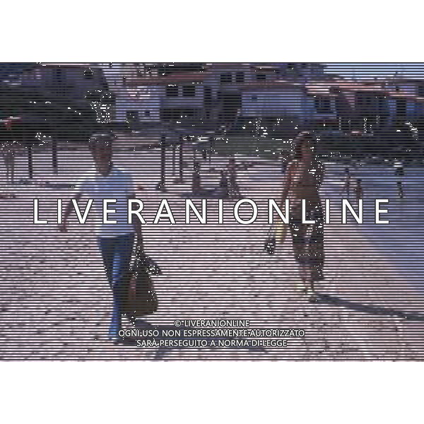 ARCHIVIO GIOVANNI LIVERANI RETROSPETTIVA CLAUDIA CARDINALE ATTRICE NELLA FOTO CON IL MARITO FRANCO CRISTALDI NELL\'ANNO 1975 IN SARDEGNA FOTO ATTILIO ROGNONI / AG ALDO LIVERANI SAS