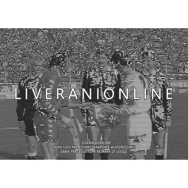 23-02-1992 CREMONA STADIO NEUTRO CAMPIONATO DI CALCIO SERIE A VEONA-NAPOLI 0-1 NELLA FOTO EZIO ROSSI L\'ARBITRO MARCELLO NICCHI E CIRO FERRARA SCAMBIO GAGLIARDETTI AG ALDO LIVERANI SAS