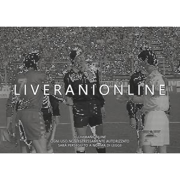 23-02-1992 CREMONA STADIO NEUTRO CAMPIONATO DI CALCIO SERIE A VEONA-NAPOLI 0-1 NELLA FOTO EZIO ROSSI L\'ARBITRO MARCELLO NICCHI E CIRO FERRARA SCAMBIO GAGLIARDETTI AG ALDO LIVERANI SAS