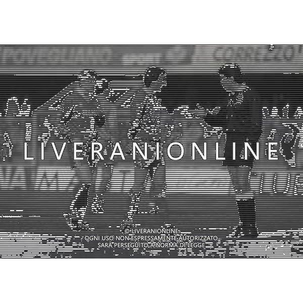 08-03-1992 VERONA CAMPIONATO DI CALCIO SERIE A VERONA-CREMONESE 2-2 NELLA FOTO L\'ARBITOR TULLIO LANESE CON MARINO MAGRIN AG ALDO LIVERANI SAS