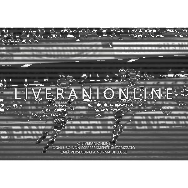 08-03-1992 VERONA CAMPIONATO DI CALCIO SERIE A VERONA-CREMONESE 2-2 NELLA FOTO MAURO BONOMI E FLORIN RADUCIOIU AG ALDO LIVERANI SAS
