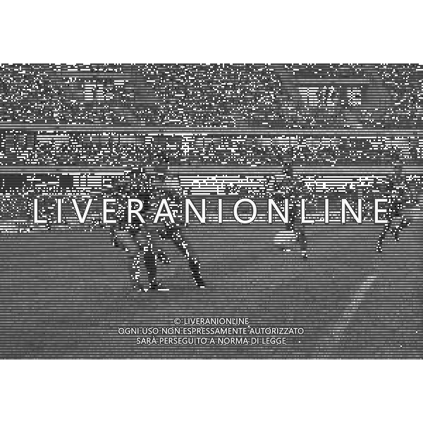 22-09-1991 VERONA CAMPIONATO DI CALCIO SERIE A VERONA-BARI 2-1 NELLA FOTO FLORIN RADUCIOIU E GIOVANNI LOSETO AG ALDO LIVERANI SAS
