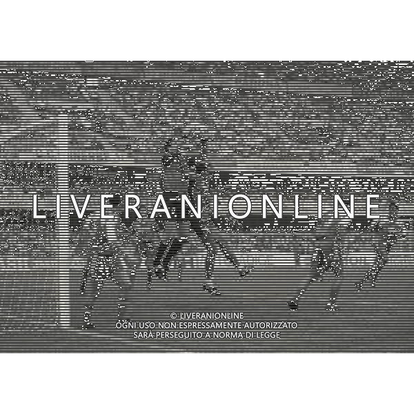 22-09-1991 VERONA CAMPIONATO DI CALCIO SERIE A VERONA-BARI 2-1 NELLA FOTO PARATA ENZO BIATO SU ALESSANDRO RENICA AG ALDO LIVERANI SAS
