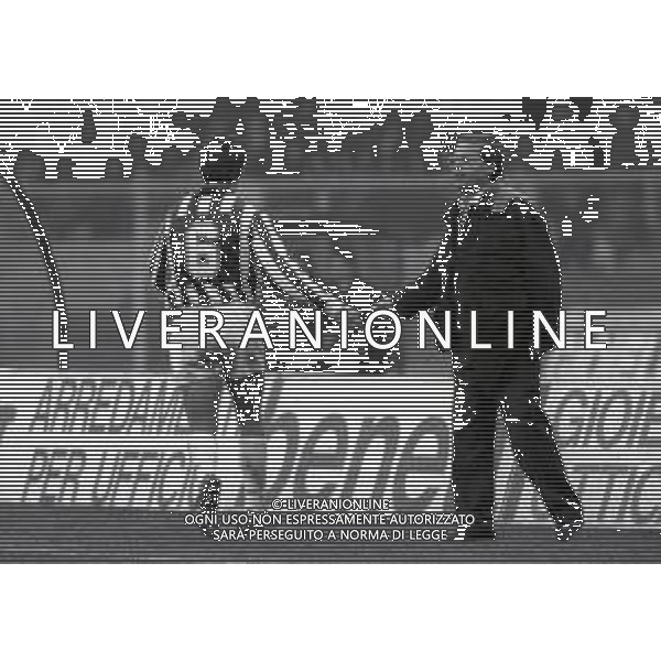 15-12-1991 VERONA CAMPIONATO DI CALCIO SERIE A VERONA-ASCOLI 1-0 NELLA FOTO EUGENIO FASCETTI SALUTA MASSIMO PISCEDDA DOPO L\'ESPULSIONE AG ALDO LIVERANI SAS