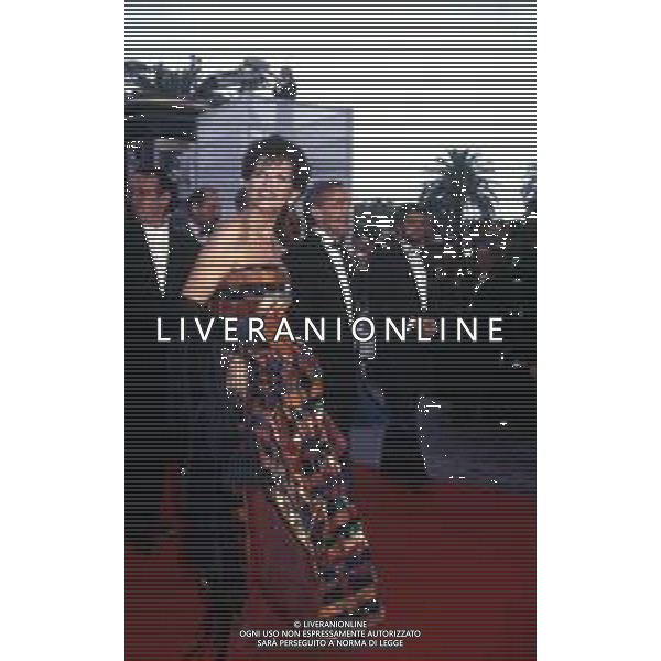 The 46th Cannes Film Festival 1993. Le 46ème Festival de CANNES se déroule du 13 au 24 mai 1993 : l\'arrivée de Claudia CARDINALE (membre du jury) et de Louis MALLE (président du jury)RETROSPETTIVA CLAUDIA CARDINALE ATTRICE NELLA FOTO al suo arrivo al 46° Film Festival di Cannes nel 1993 (membro della giuria) con Louis MALLE (presidente della giuria) ©DFP / AGENZIA ALDO LIVERANI SAS