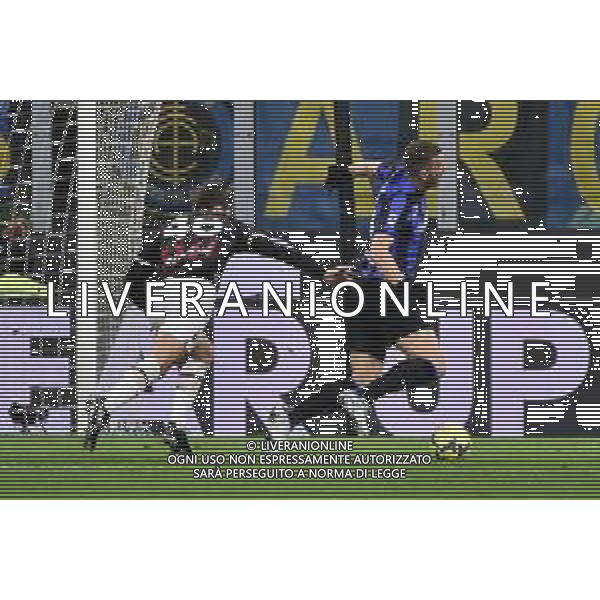 contatto in area tra Matteo Gabbia (Milan) ed Edin Dzeko (Inter) ma l\'arbitro Davide Massa di Imperia e il VAR lasciano giocare Inter vs Milan Milano 05-02-2023 Stadio Giuseppe Meazza - San Siro Campionato Serie A TIM - 21a giornata foto Roberto Garavaglia/ag. Aldo Liverani sas / AGENZIA ALDO LIVERANI SAS