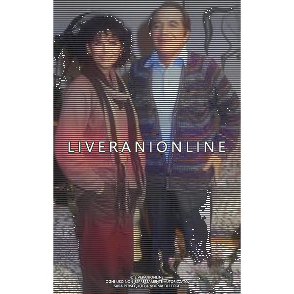 ARCHIVIO GIOVANNI LIVERANI RETROSPETTIVA CLAUDIA CARDINALE ATTRICE NELLA FOTO NELLA SUA ABITAZIONE NELL\'ANNO 1984 CON ROSSANO BRAZZI AG ALDO LIVERANI SAS