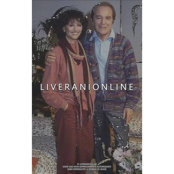 ARCHIVIO GIOVANNI LIVERANI RETROSPETTIVA CLAUDIA CARDINALE ATTRICE NELLA FOTO NELLA SUA ABITAZIONE NELL\'ANNO 1984 CON ROSSANO BRAZZI AG ALDO LIVERANI SAS