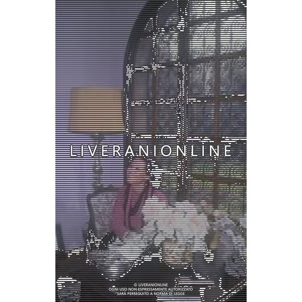 ARCHIVIO GIOVANNI LIVERANI RETROSPETTIVA CLAUDIA CARDINALE ATTRICE NELLA FOTO NELLA SUA ABITAZIONE NELL\'ANNO 1984 AG ALDO LIVERANI SAS