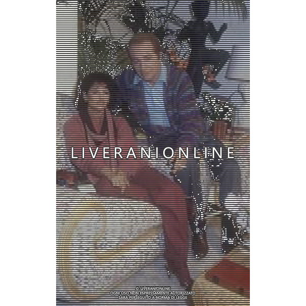 ARCHIVIO GIOVANNI LIVERANI RETROSPETTIVA CLAUDIA CARDINALE ATTRICE NELLA FOTO NELLA SUA ABITAZIONE NELL\'ANNO 1984 CON ROSSANO BRAZZI AG ALDO LIVERANI SAS